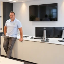 Stefan Eiben im Büro der Alibiagentur.